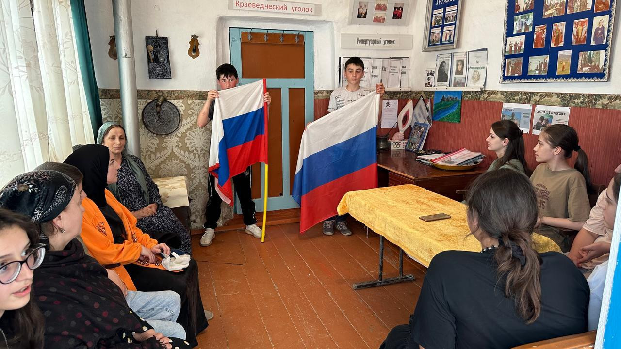 Специалист по работе с семьей и детьми Багомедова З. и медсестра по массажу Айгумова Э. провели мероприятие посвященное данному празднику